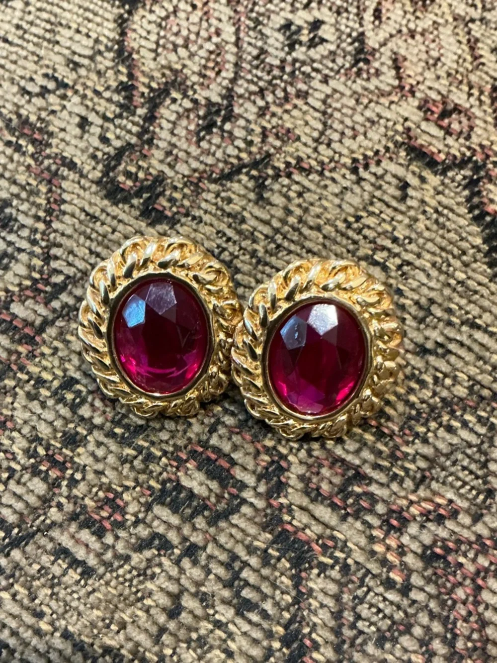 Vintage Kenneth J Lane Oval Fuchsia Gold Tone Rhinestone Clip On Earrings-Signed - Picture 3 of 6